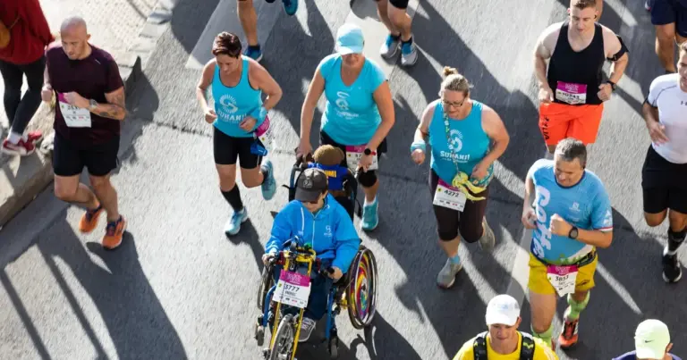 ”Létezik egyfajta sikercsapda” – Interjú Gusztos Péterrel, a SUHANJ! Alapítvány társalapító-vezetőjével